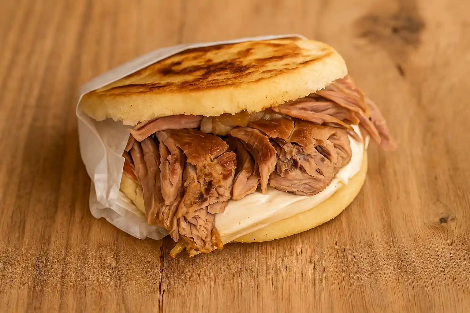Arepa de pernil con cochino jugoso, parte de las carnes y parrillas en Margarita