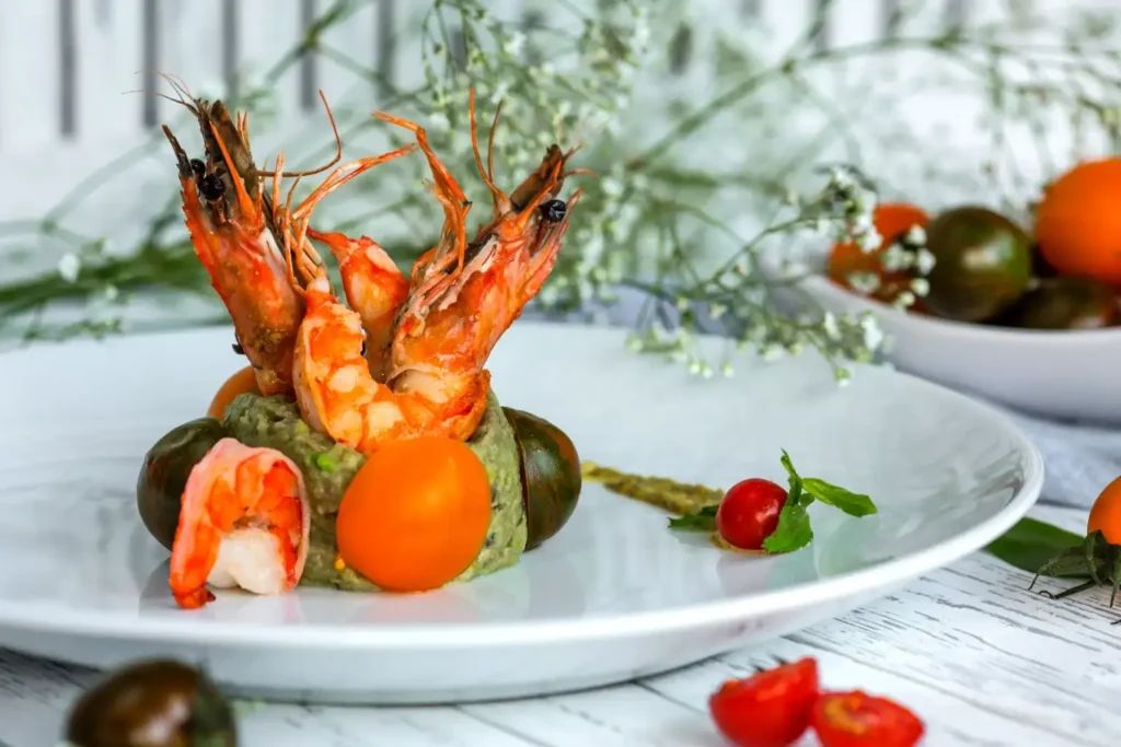 Camarones gourmet sobre guacamole y tomates cherry, una combinación de frescura tropical y sabor sofisticado.