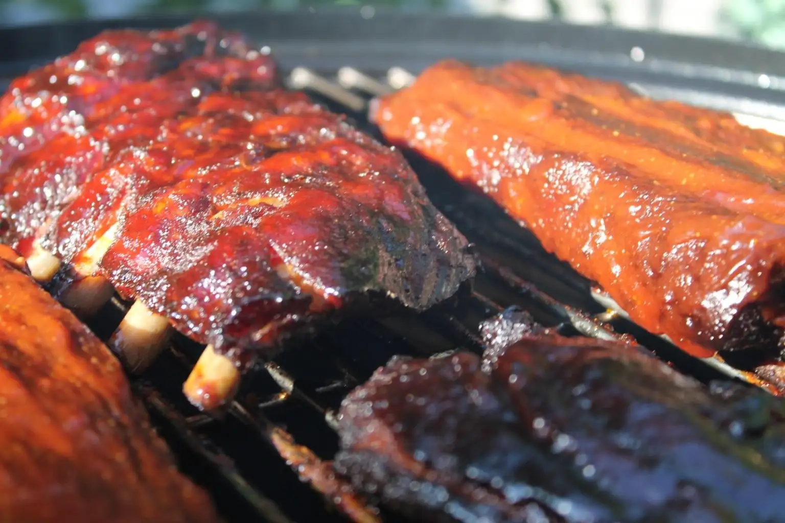 Costillas glaseadas a la parrilla en Margarita con salsa BBQ artesanal