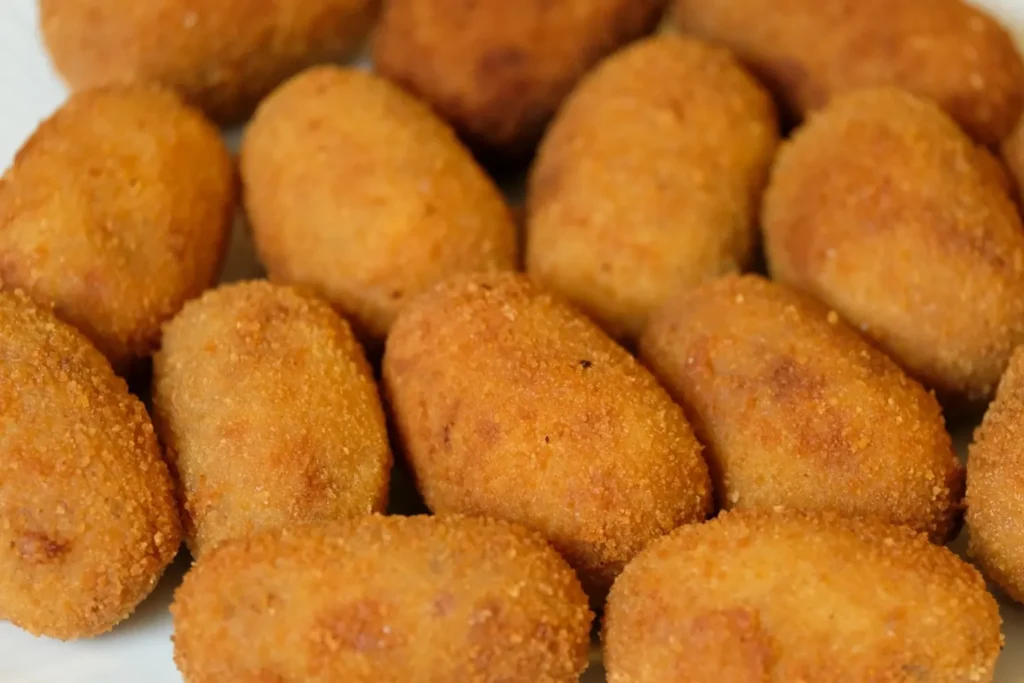 Croquetas crujientes de jamón y bechamel al estilo español