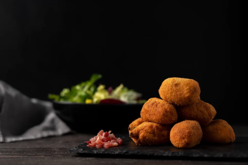 Croquetas doradas servidas como pasapalos en Margarita