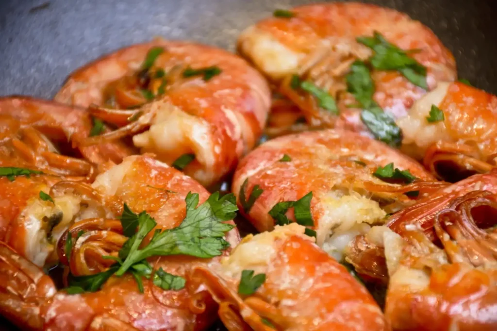 Gambas al ajillo con ajo y perejil, plato tradicional de la cocina española