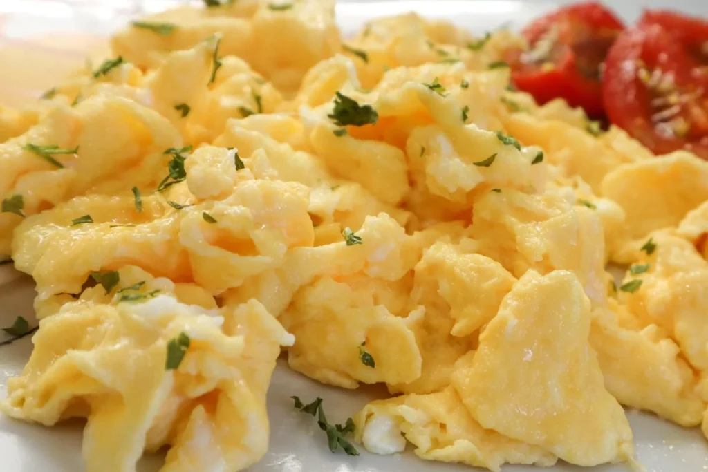 plato de huevos revueltos suaves servidos al desayuno en Margarita