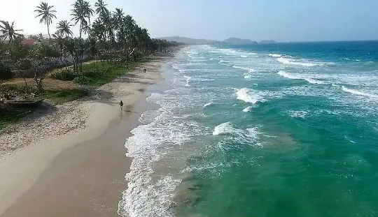 Playa El Agua vista desde arriba, con arena clara y zona hotelera donde se concentran restaurantes playeros.