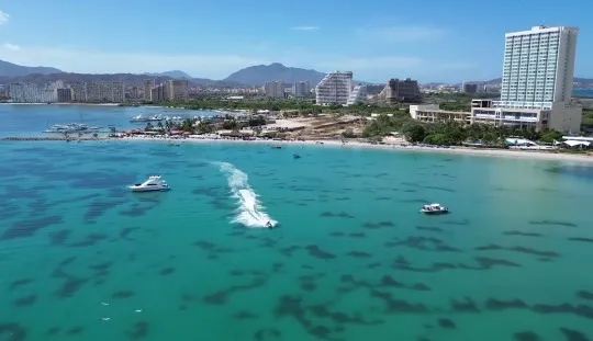 Aguas tranquilas frente a Porlamar con edificios modernos y embarcaciones, una de las zonas con mayor variedad de restaurantes.