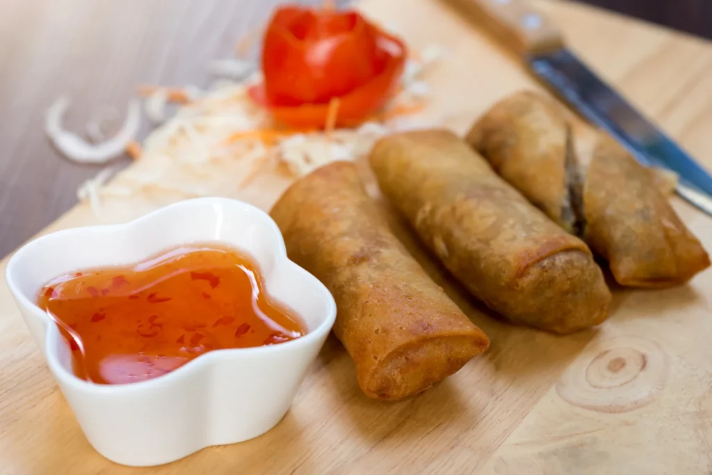 Lumpias chinas crujientes servidas con salsa agridulce en Margarita.