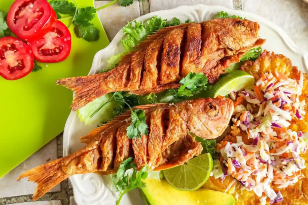 Pescado frito con guarnición, plato típico de mariscos en Playa Parguito.