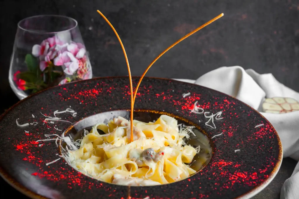 Pasta gourmet con salsa cremosa y detalles de autor, inspirada en la pasión por la buena mesa en Margarita.