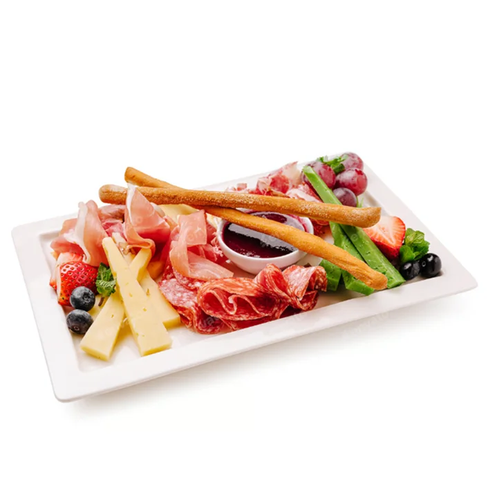 Tabla de embutidos, quesos y frutas al estilo bodegón, servida como opción gourmet en Margarita.