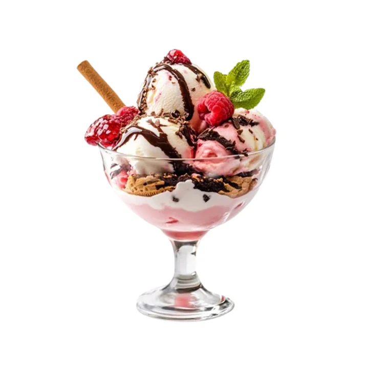 Copa de helado con chocolate, crema y frutos rojos, opción dulce popular en Margarita.