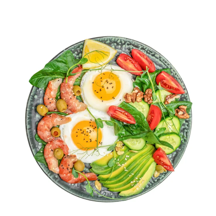 Ensalada keto con huevos, aguacate y camarones servida en Margarita.