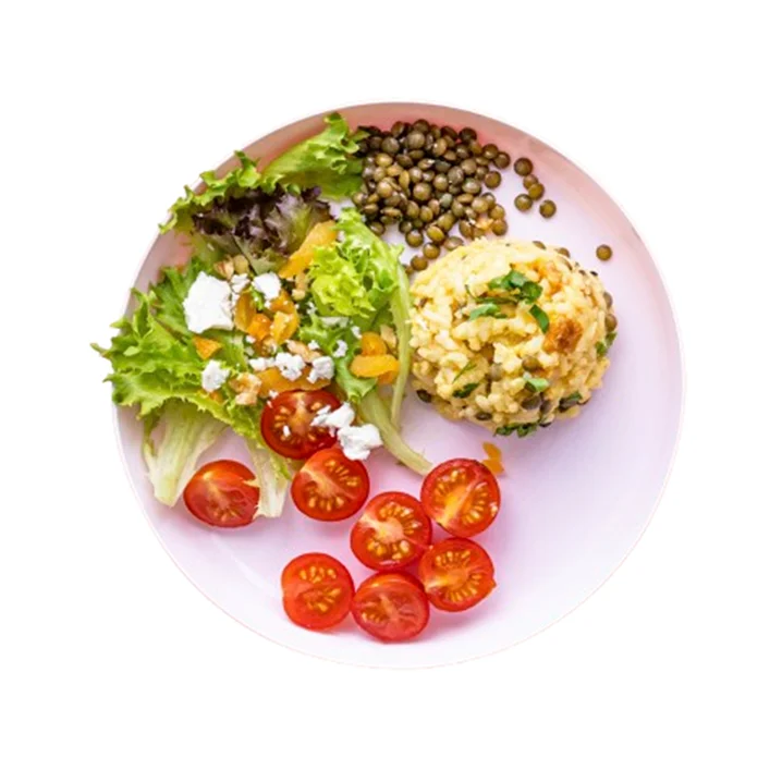 Plato de comida vegetariana en Margarita con ensalada fresca, lentejas y vegetales