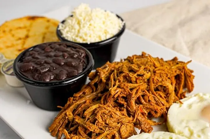 Almuerzo en Margarita con un plato tradicional completo, ideal para disfrutar la comida principal del día.