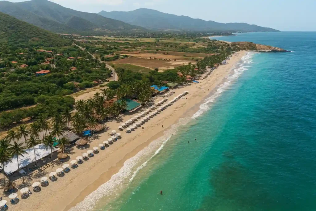 Restaurantes y kioscos en Playa Parguito frente al mar.
