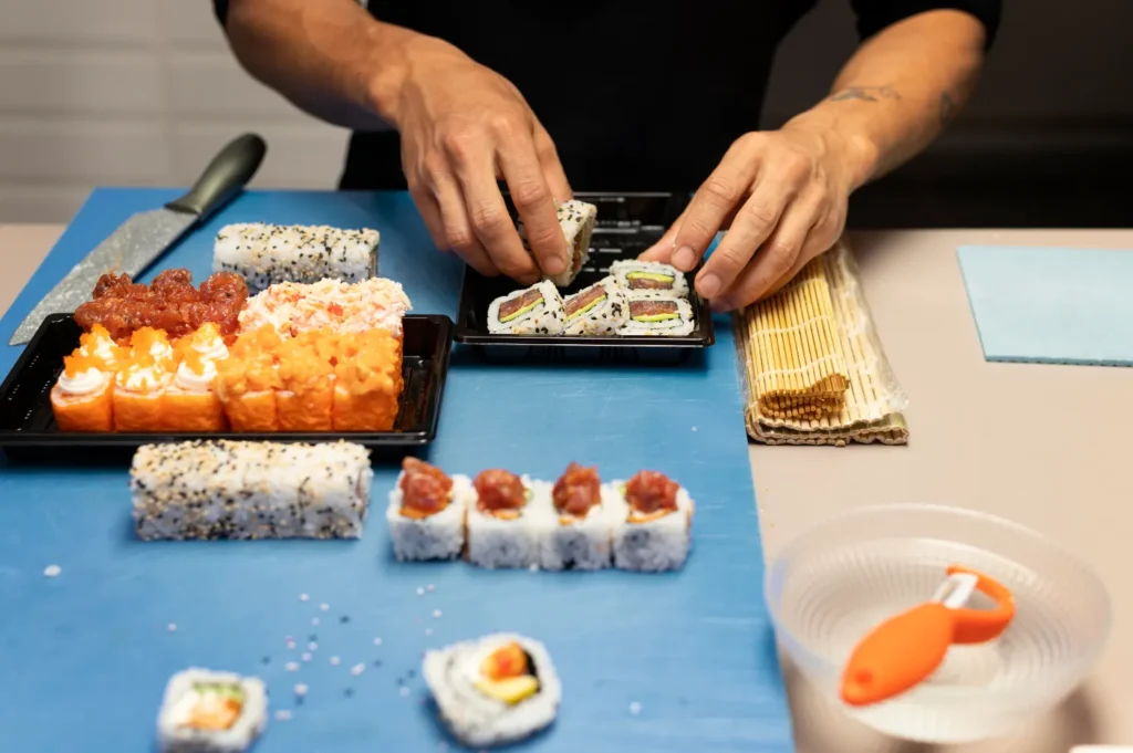 Preparación de sushi por emprendedores en Pampatar.
