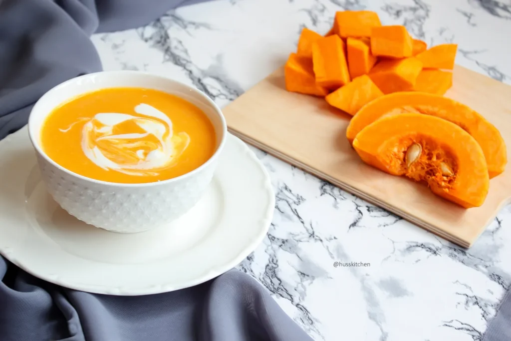 Sopa cremosa de auyama con toque de crema vegetal, una receta casera ideal para días tranquilos en Margarita.