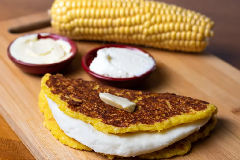 cachapa con queso como comida venezolana en Playa Parguito
