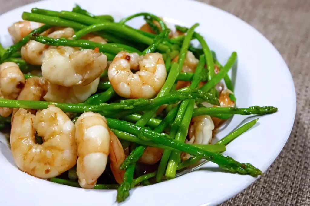 Salteado de camarones con espárragos verdes estilo keto en Margarita