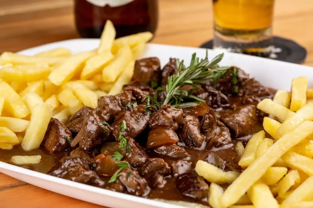 Carne gourmet con papas fritas, uno de los platos más pedidos en la cena en Margarita