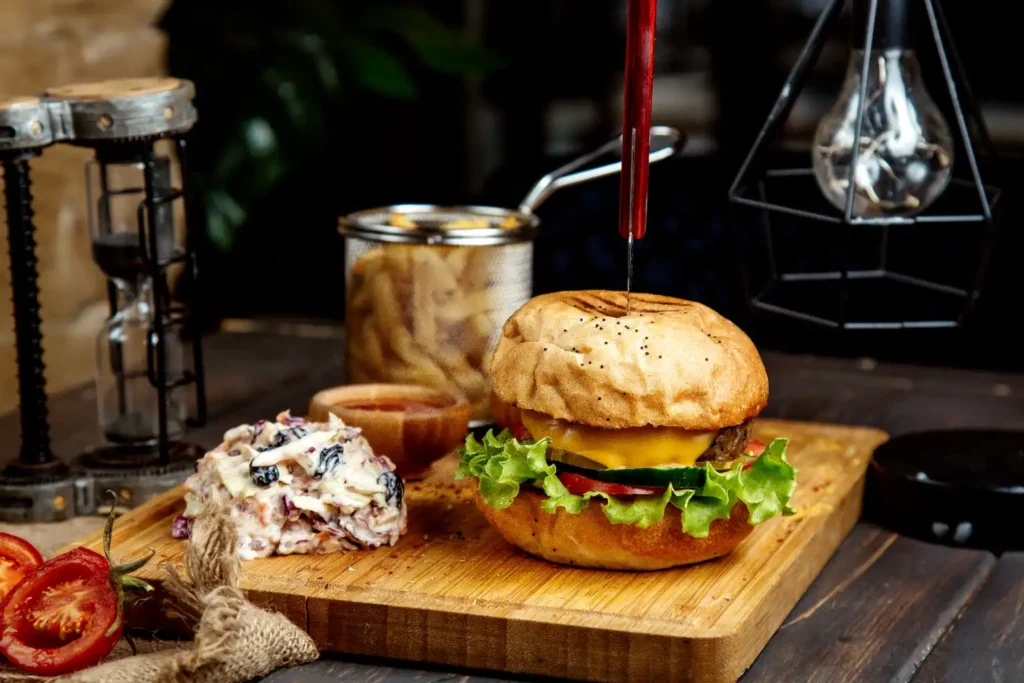 Hamburguesa artesanal nocturna en Margarita con papas fritas, servida como opción popular para cenar en la isla.