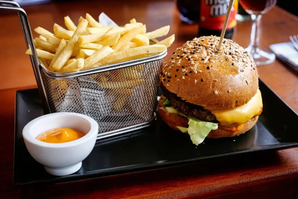 Hamburguesa artesanal con papas fritas y salsa, una propuesta moderna en los bodegones de Margarita
