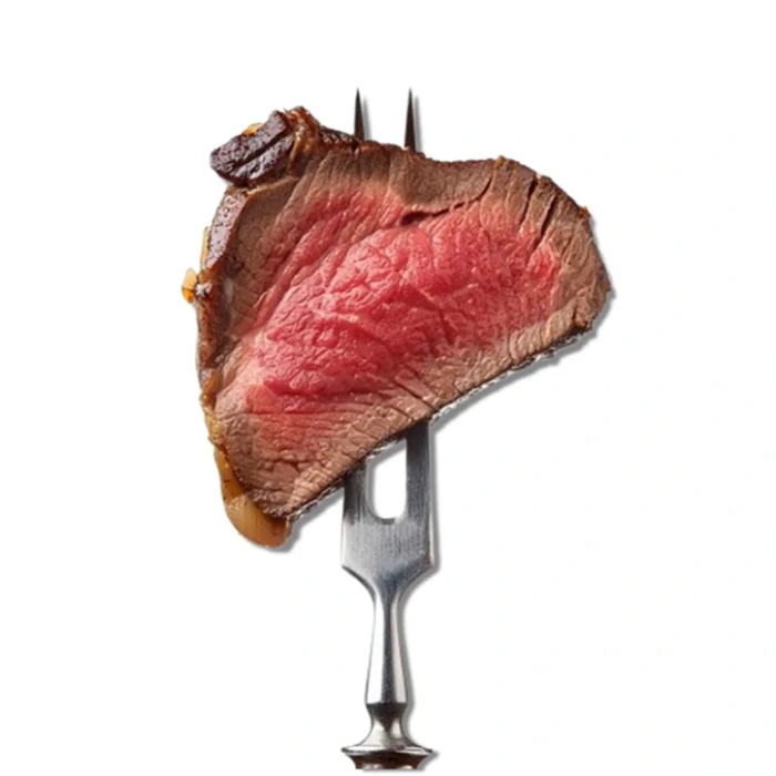 Carne en Margarita, corte de carne asado sostenido en tenedor sobre fondo blanco