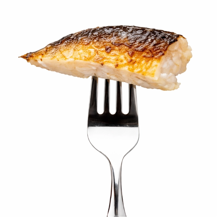 Pescado en Margarita, filete de pescado fresco cocido servido en tenedor sobre fondo blanco