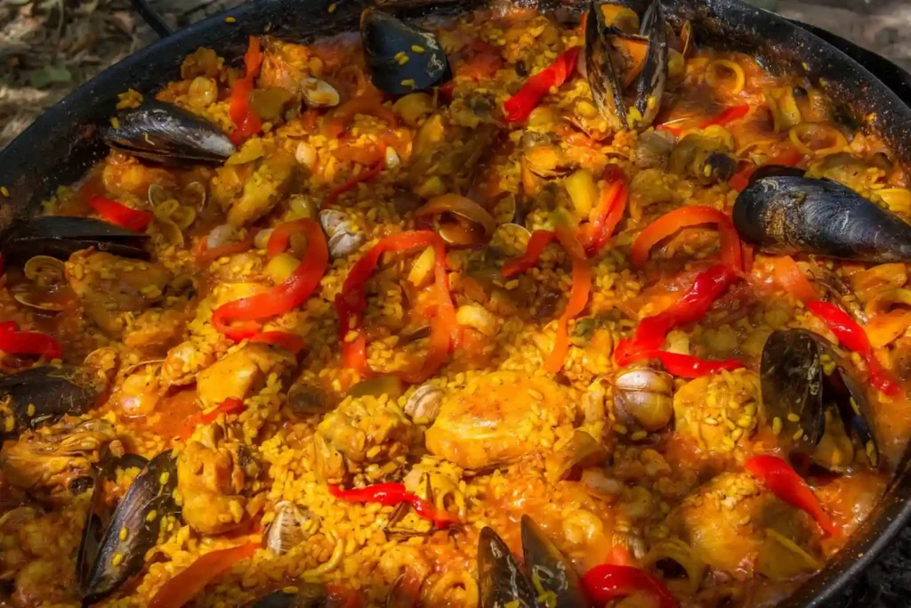 Paella española con mariscos, pollo y pimientos, cocinada al fuego en Margarita