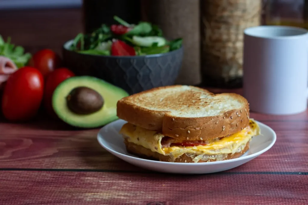 Sándwich con huevo, queso y aguacate, desayuno moderno en Margarita