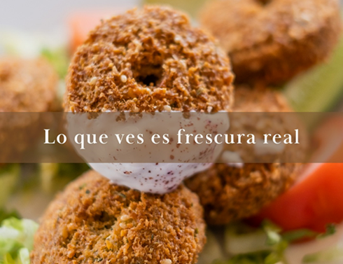 Falafel crujiente con salsa preparado en La Crema del Shawarma