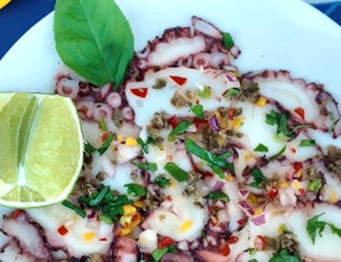 Carpaccio de pulpo ahumado servido en Meraki Playa El Agua