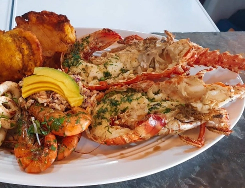 Langosta con mariscos en Meraki Playa El Agua, restaurante frente al mar en Margarita