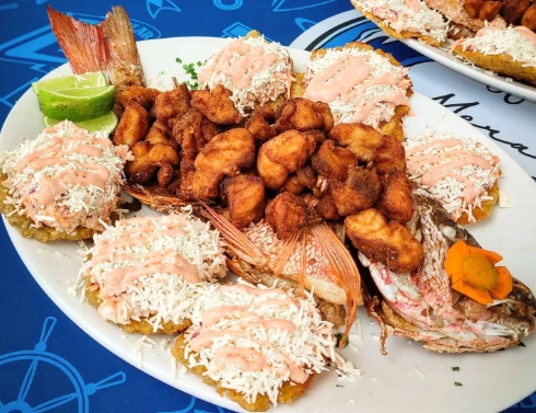 Chicharrón de pargo servido en Meraki Playa El Agua