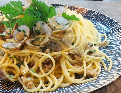 Pasta vongole con almejas en Meraki Playa El Agua, restaurante italiano en Margarita