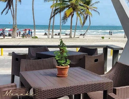 Terraza del restaurante Meraki frente a Playa El Agua en Margarita